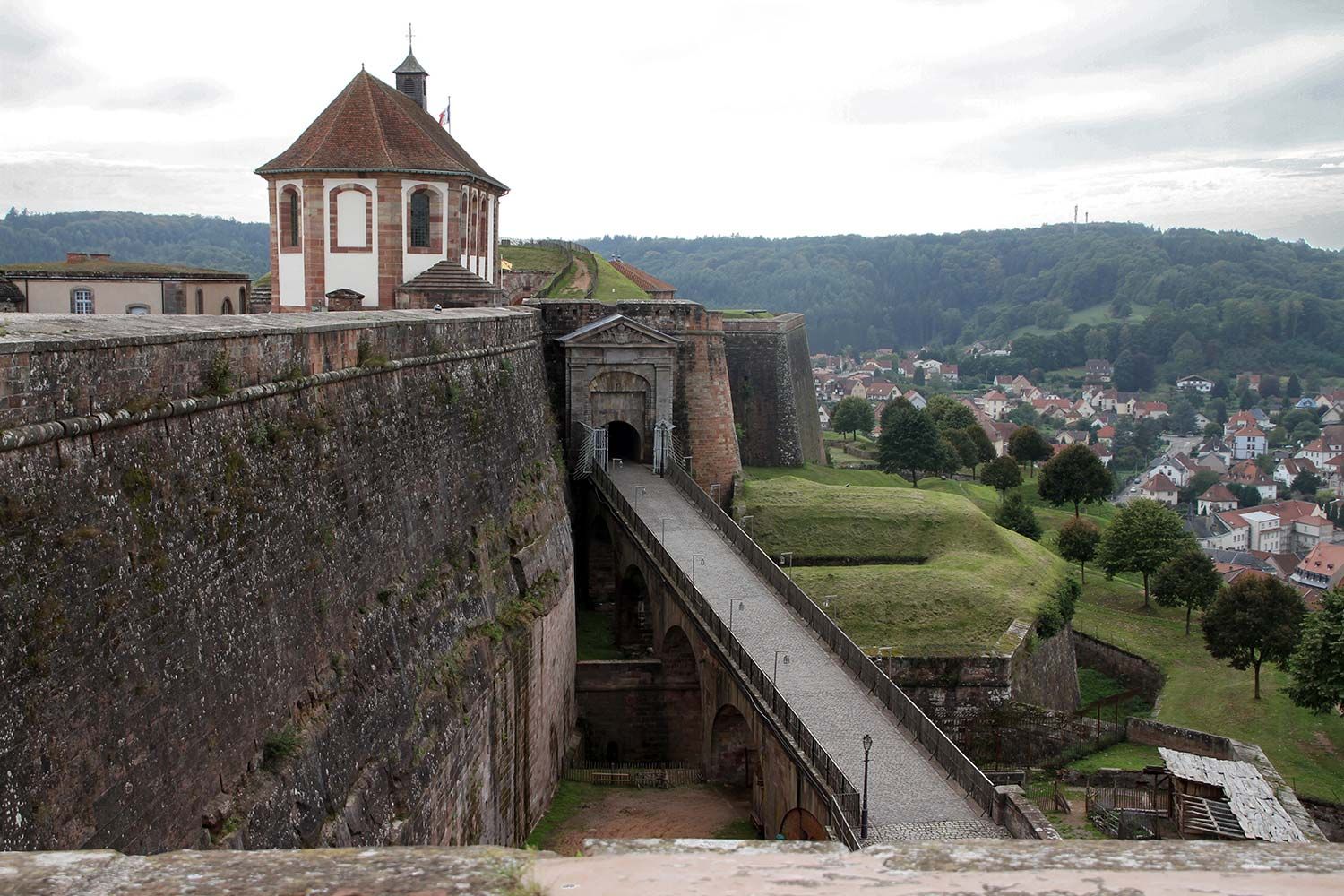 Frau mit Rucksack im Wald