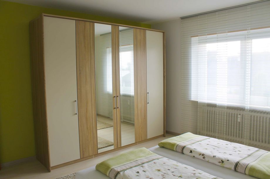 Schlafzimmer gross mit Schrank